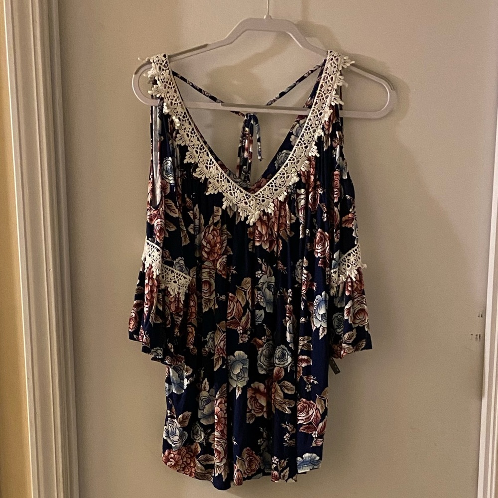 Cold shoulder top. Size 2XL.